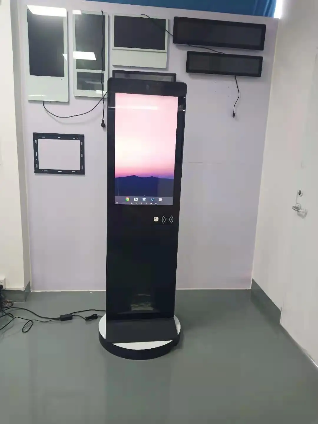 43 Inch Self Service Ticket Vending Kiosk Terminal with Carrier Forwarder Shipper Barcode QR Scanner