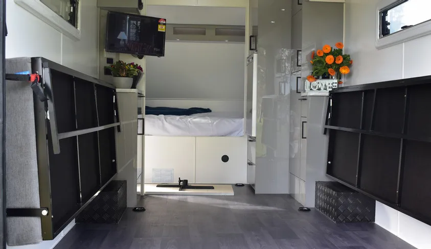 
2021 Ecocampor Factory Supplied Luxury Adventurer 19FT Toy Hauler Camper Trailer RV Caravan with Slide Out Kitchen 