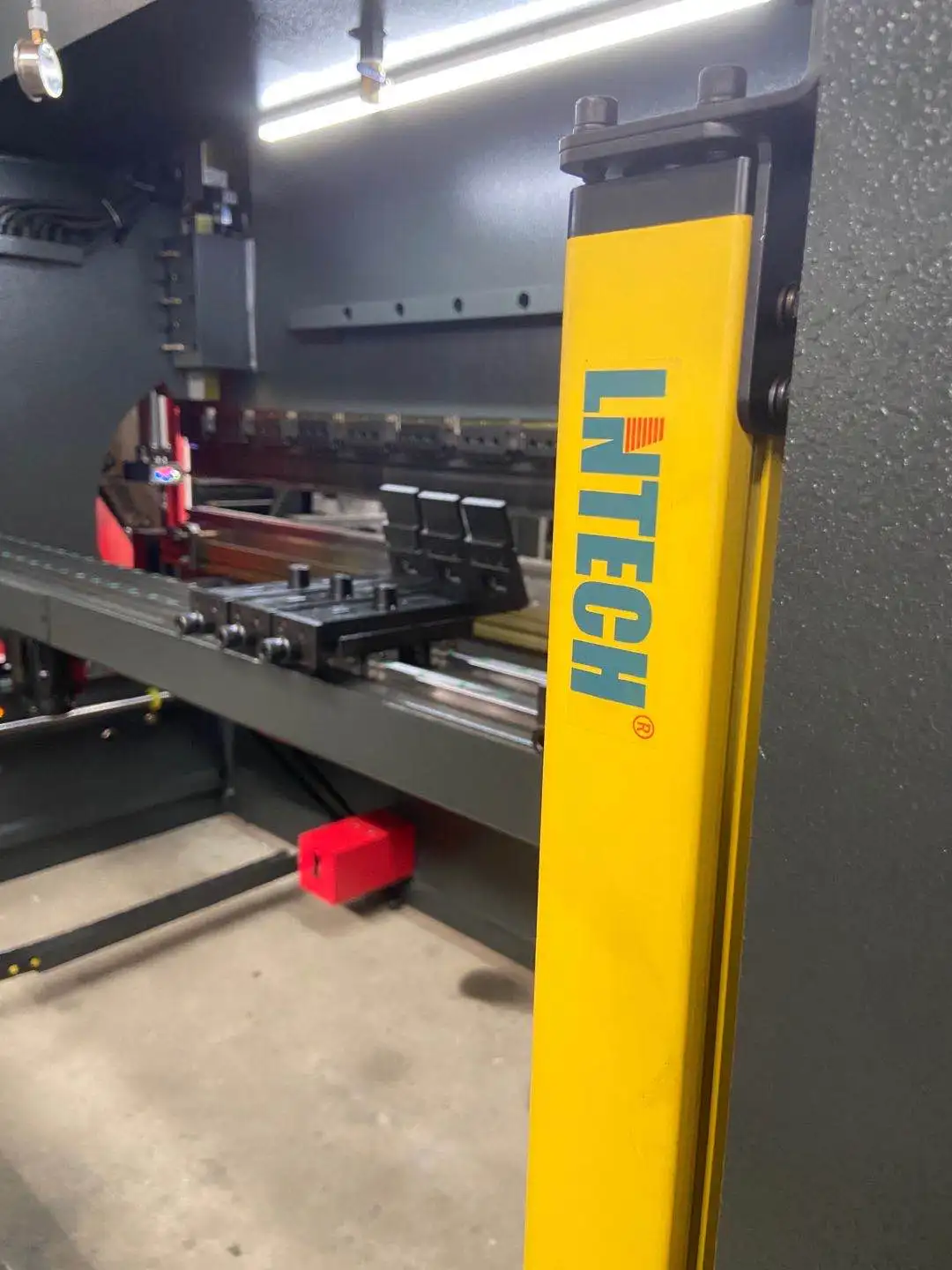 European High standard  Delem DA58T Cnc system HPB-160T3200 cnc press brake 4+1axis