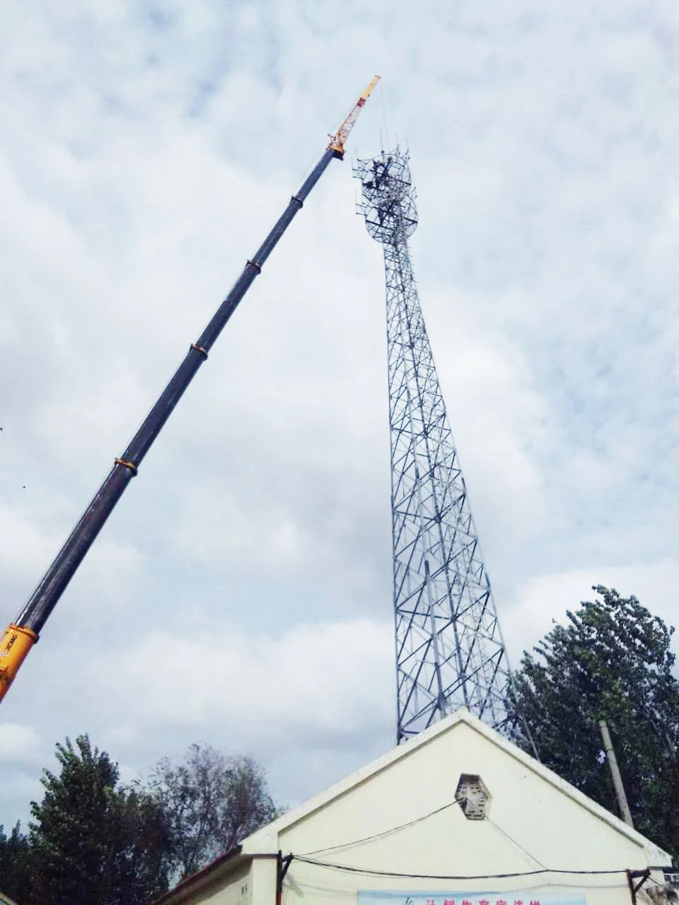 ASTM/BS designed 4 legs/feet angle steel truss 40/50m 5G telecommunication, telecom tower with 3 platforms