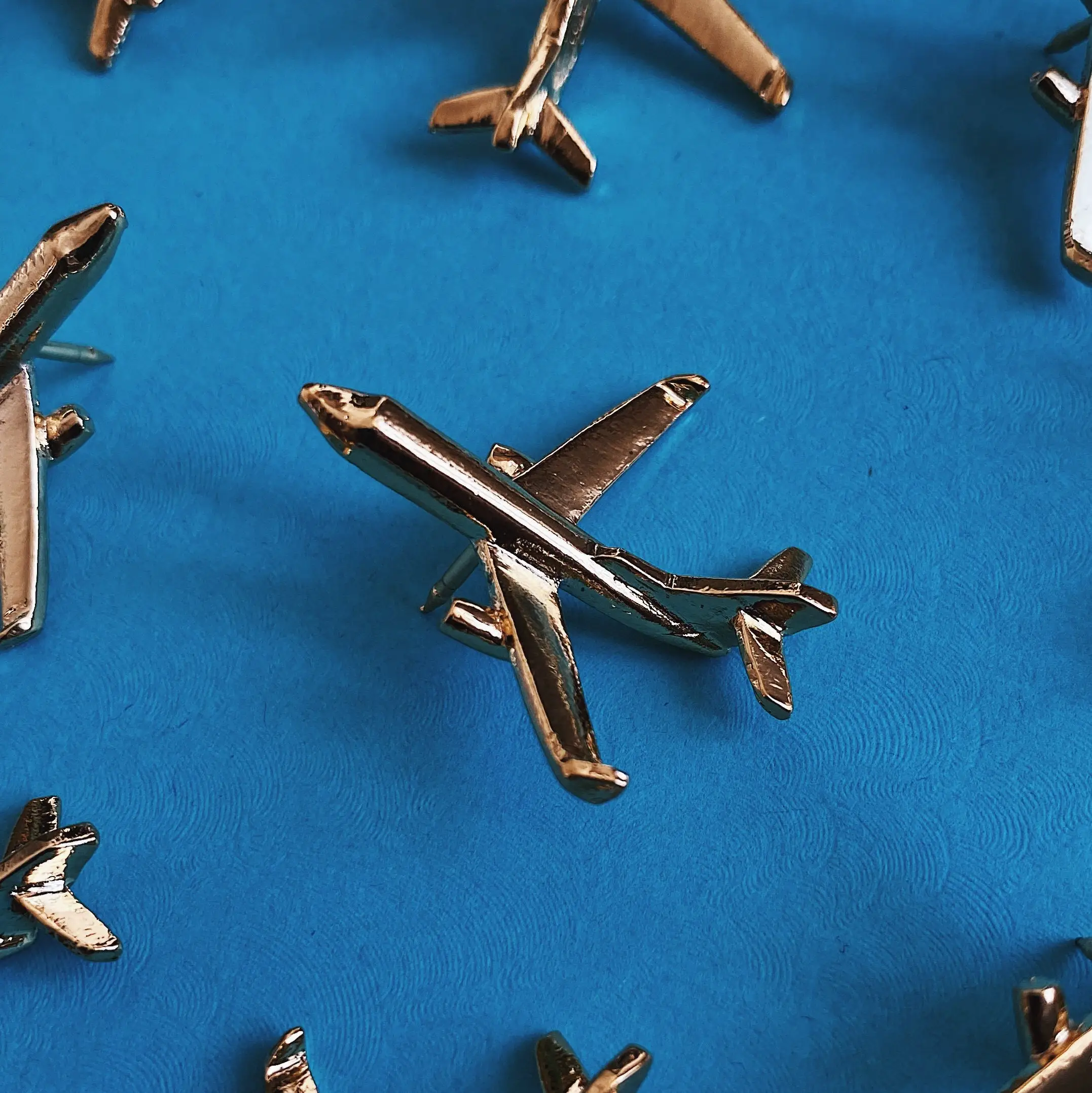 Wholesale manufacture cool metal airplane lapel pins badge cloth accessories fashion golden brooch custom pin airplane