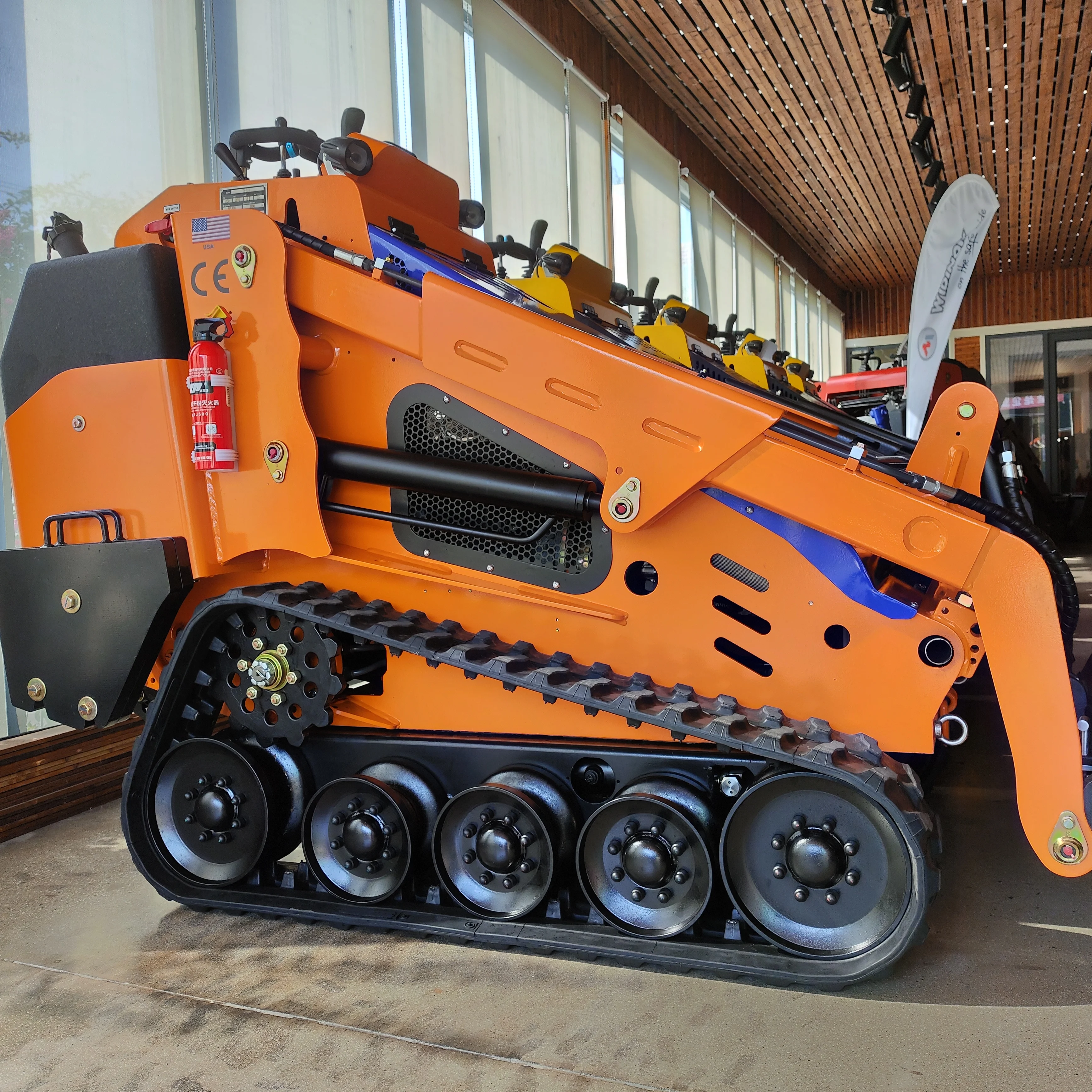 Мини-погрузчик с гидравлическим погрузчиком