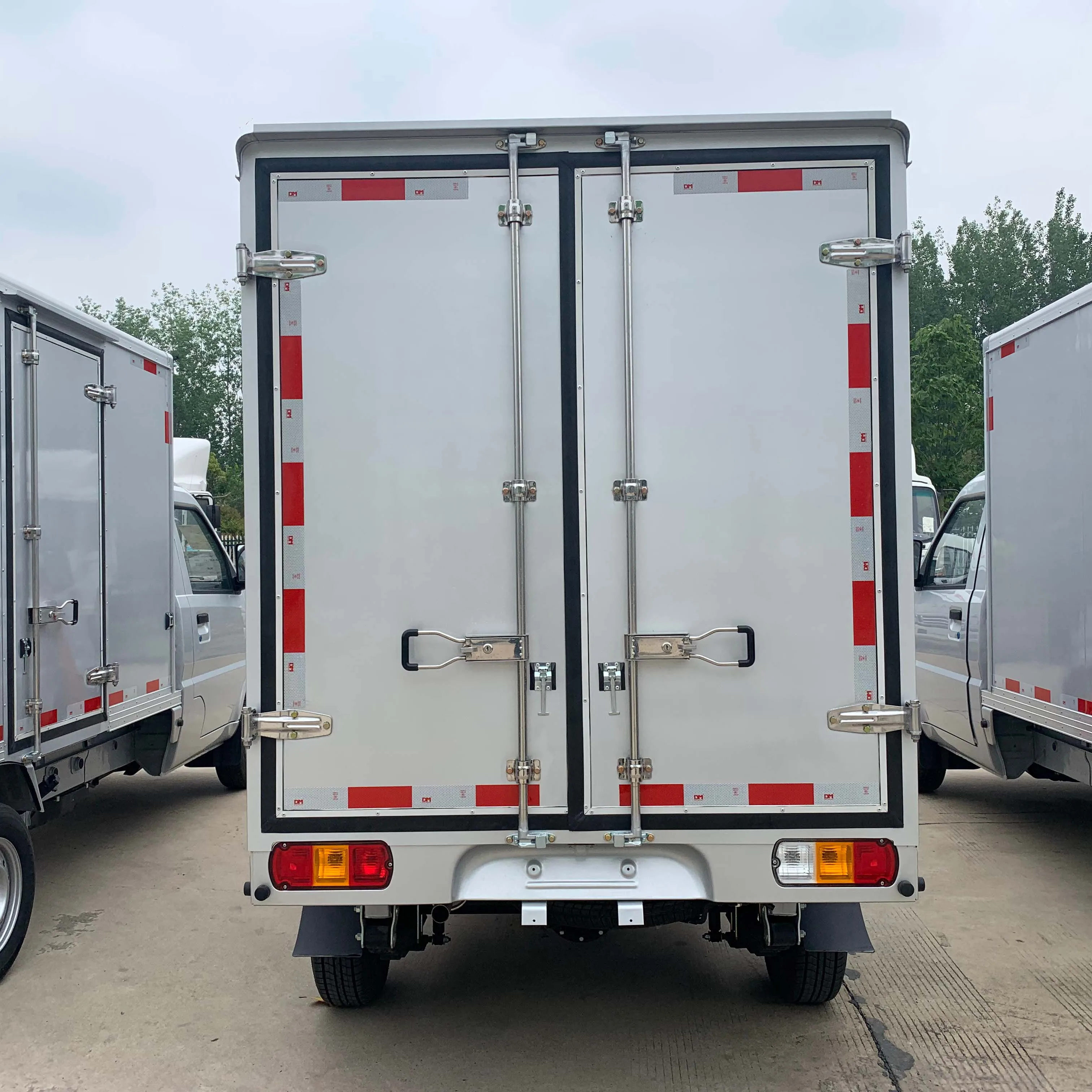 The new 4x4 drive wheel light goods vehicle is transported at a competitive price of 110km/h in China