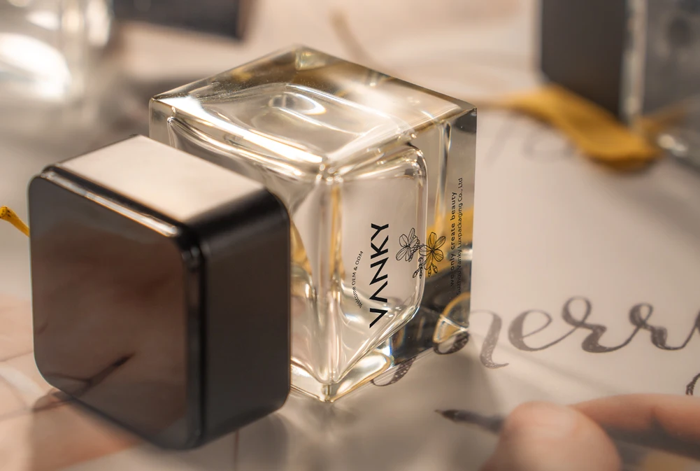 Hot Sales Custom Cosmetic Empty Square Perfume Refillable Bottle 30ml 50ml Spray Pump Perfume Glass Bottle