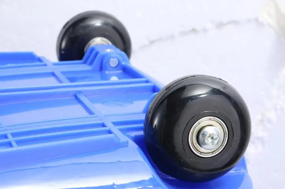 MOQ 20 PCS Stacking 50L Supermarket Plastic Rolling Cart With 4 Wheels, Folding Handles Shopping Basket