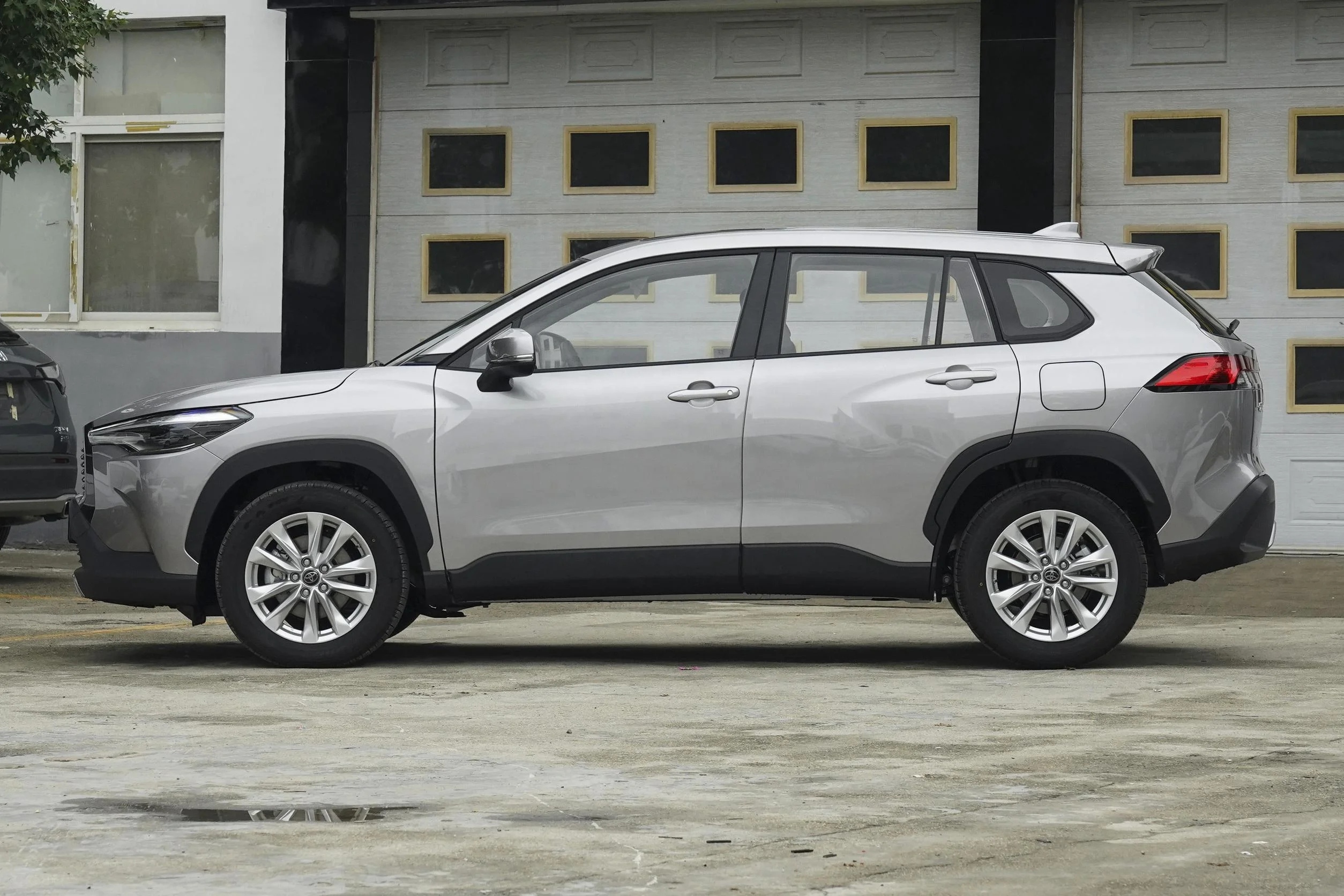 2025 Популярные бензиновые автомобили Toyota Corolla Cross CVT CARE 171Ps китайские высокоскоростные внедорожники