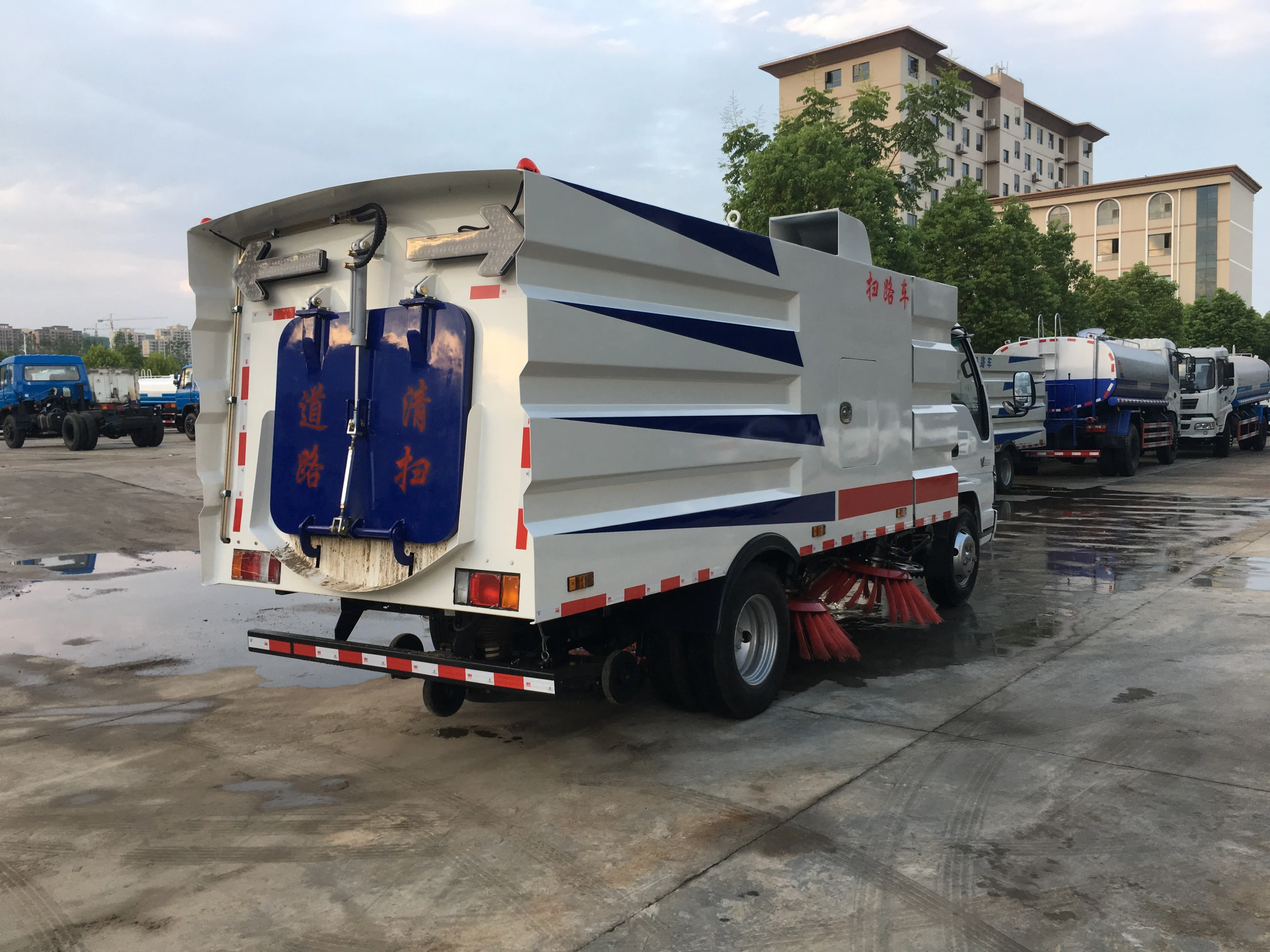High performance Japan brand 6 wheel diesel street sweeping road sweeper truck for sale