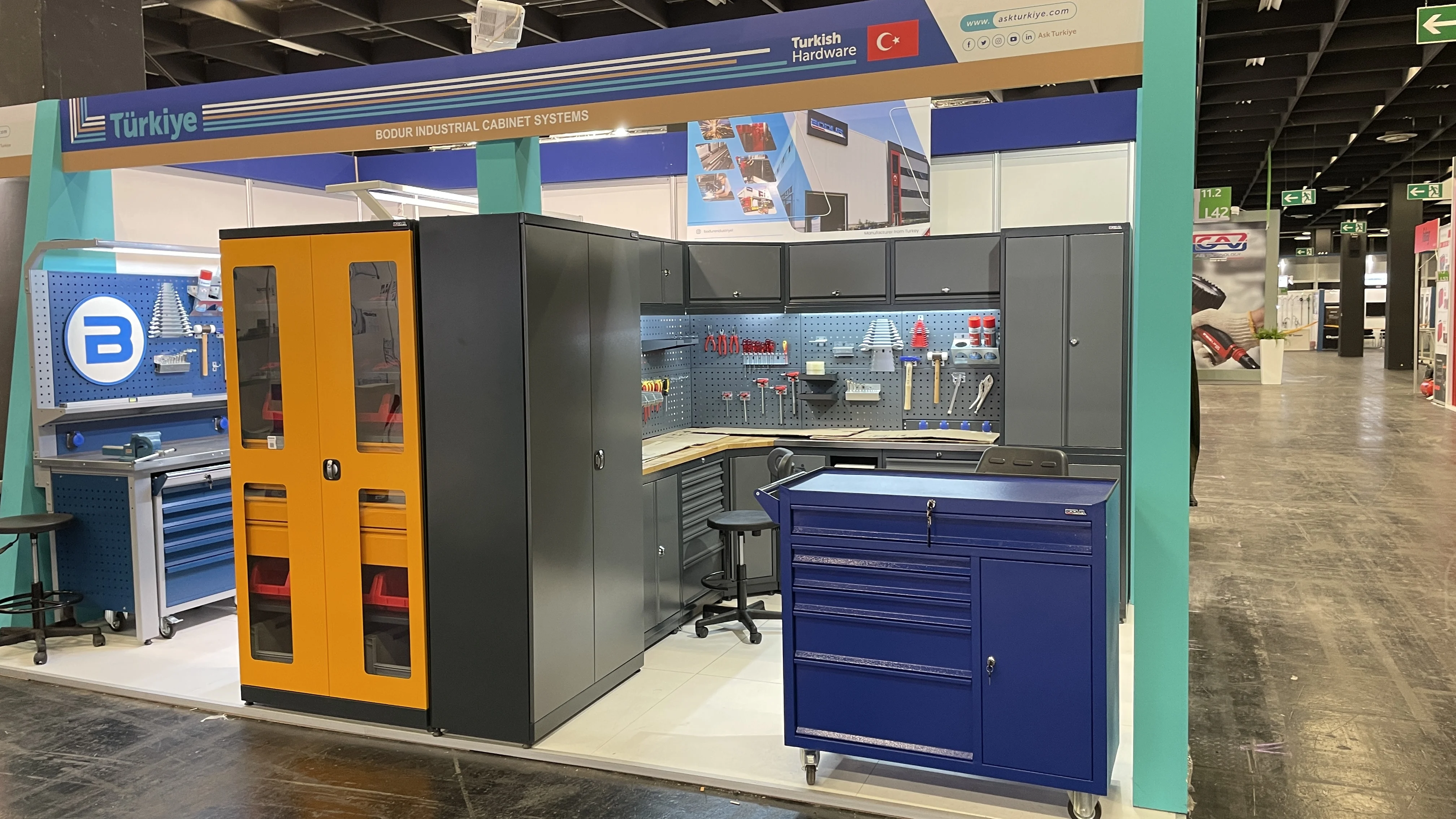 Demountable Metal Workbench with Wooden Top Table