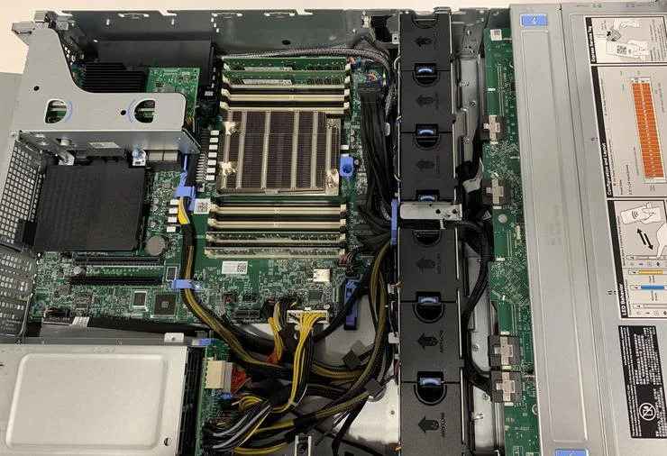 Сервер для стойки AMD R7515 с процессором 750 Вт * 2 1 ТБ SAS SSD 32 ГБ оперативной памяти в наличии