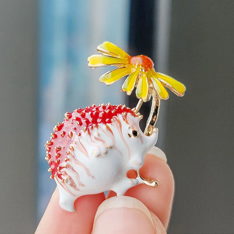 2024 New Stylish Cute Animal Shape Elegant Interesting Brooch Colorful Flower Carton Hedgehog Brooch Alloy Wedding Gift Party