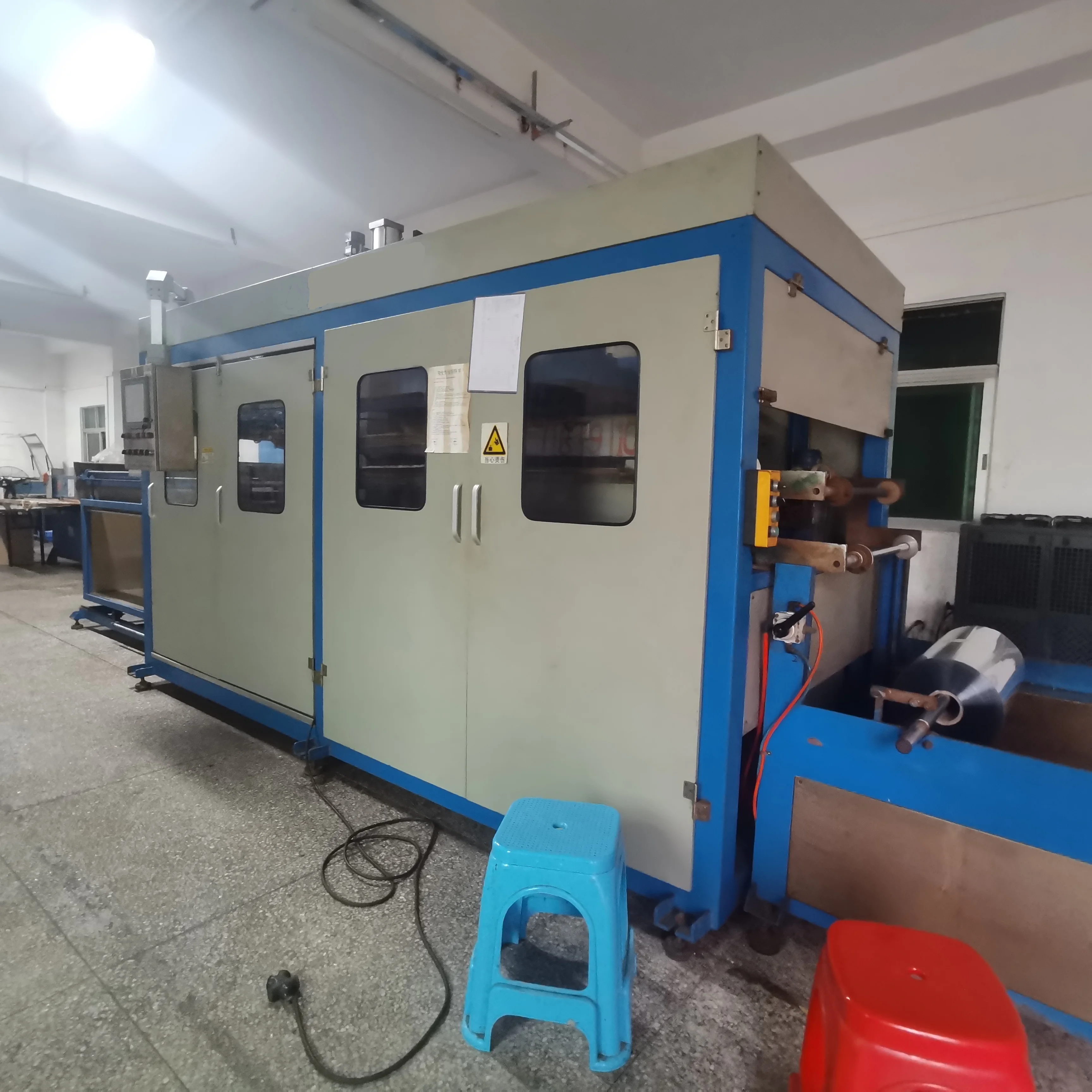 Second-hand automatic plastic product vacuum forming machine