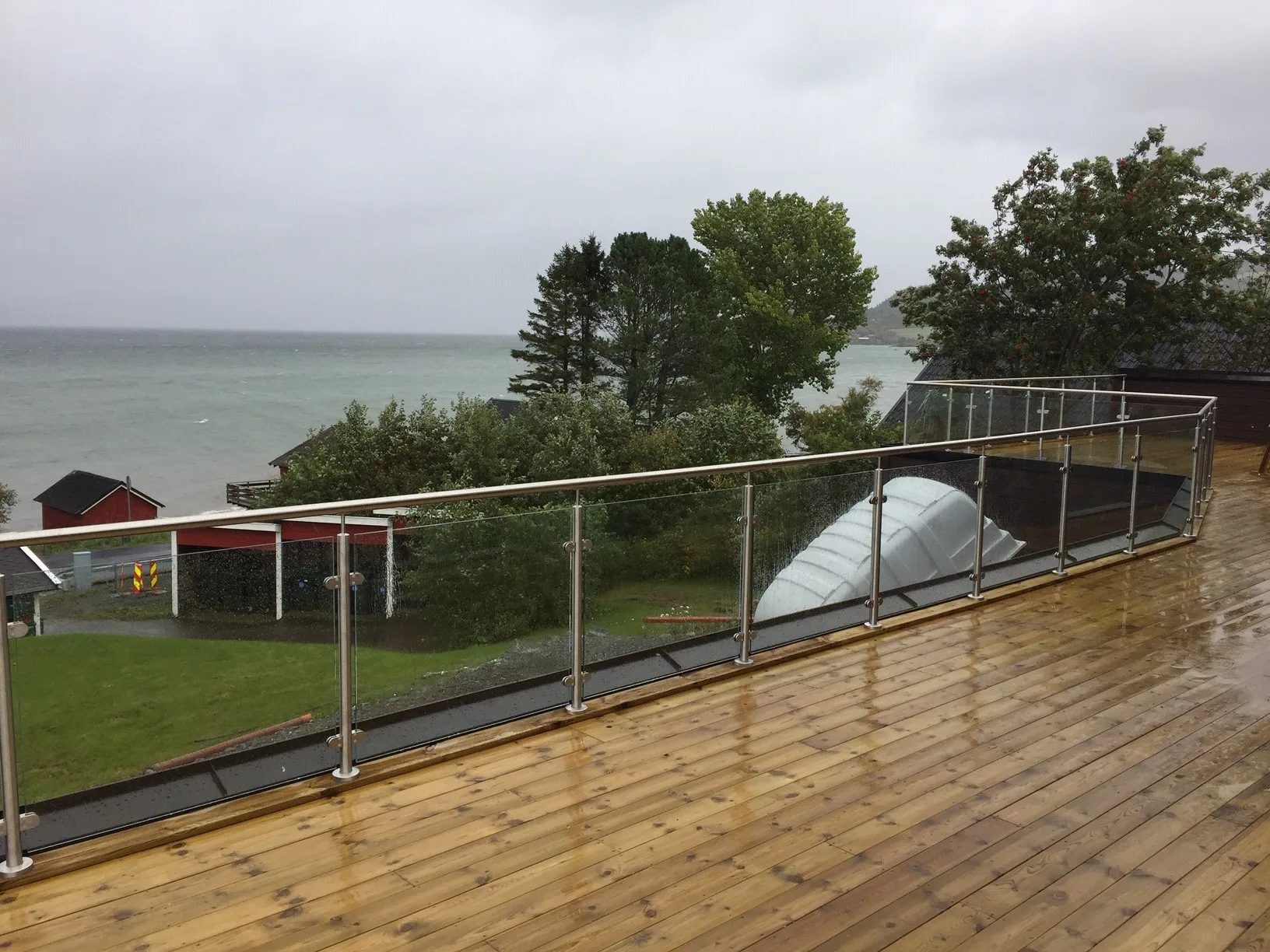 Zonron Modern Design Frameless U Channel Base Tempered Glass Railings Balustrades For Outside Project