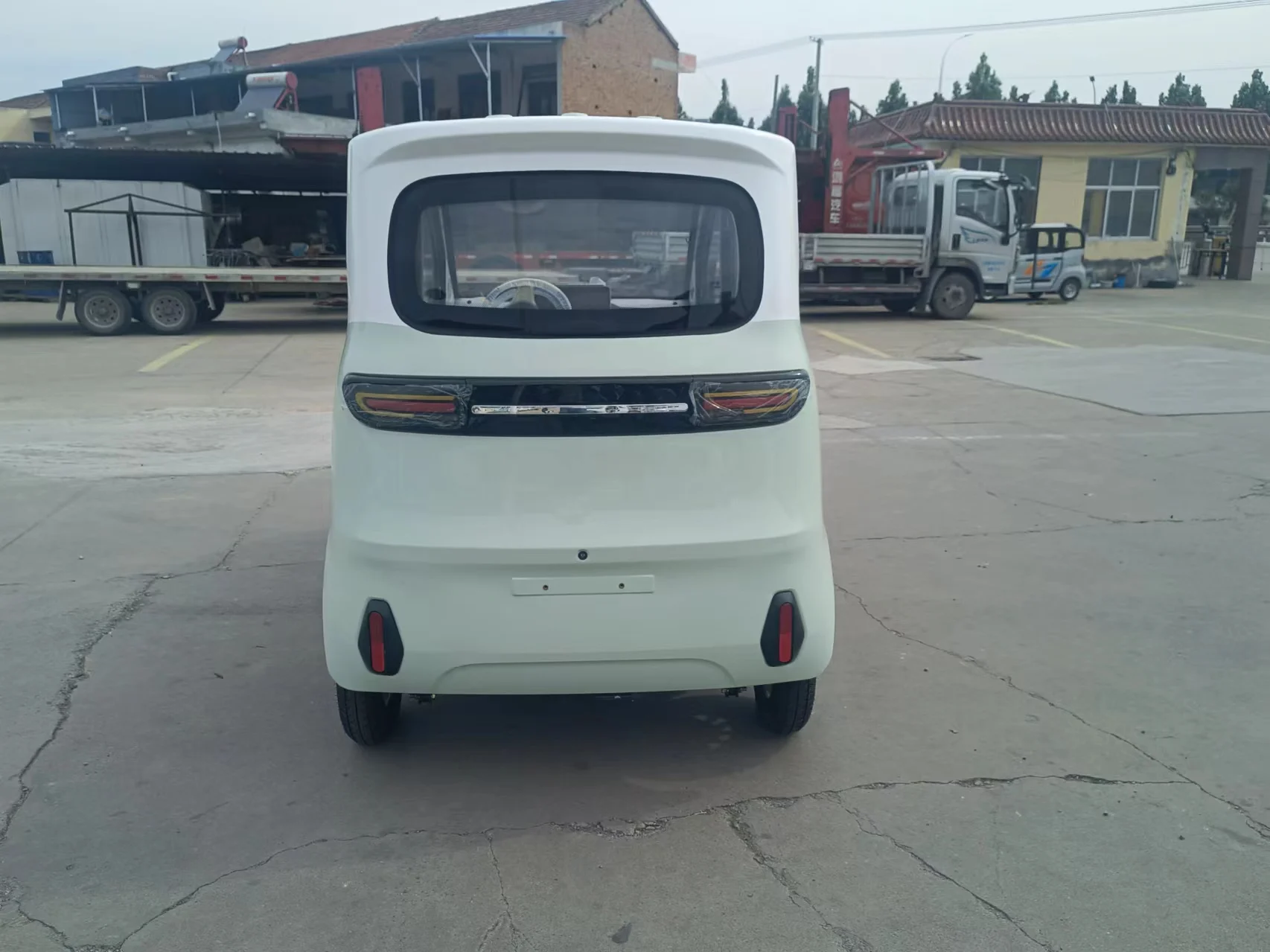 Four-Wheel Dual-Purpose Electric Car for Adults New Energy EV Vehicle with Competitive Prices from China
