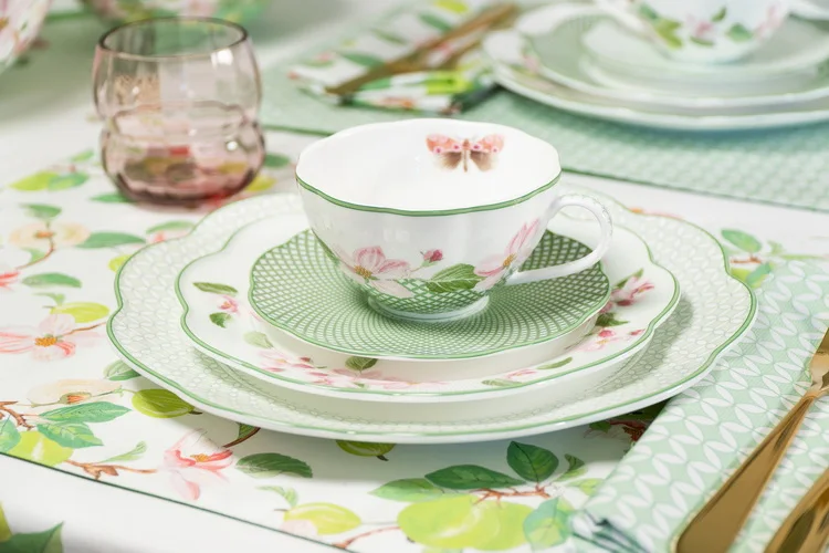 Round Dish with Gold Rim Wholesale Porcelain Serving Luxury Dinner Plate Set Restaurant Hotel Ceramic  Creative Dinnerware Set