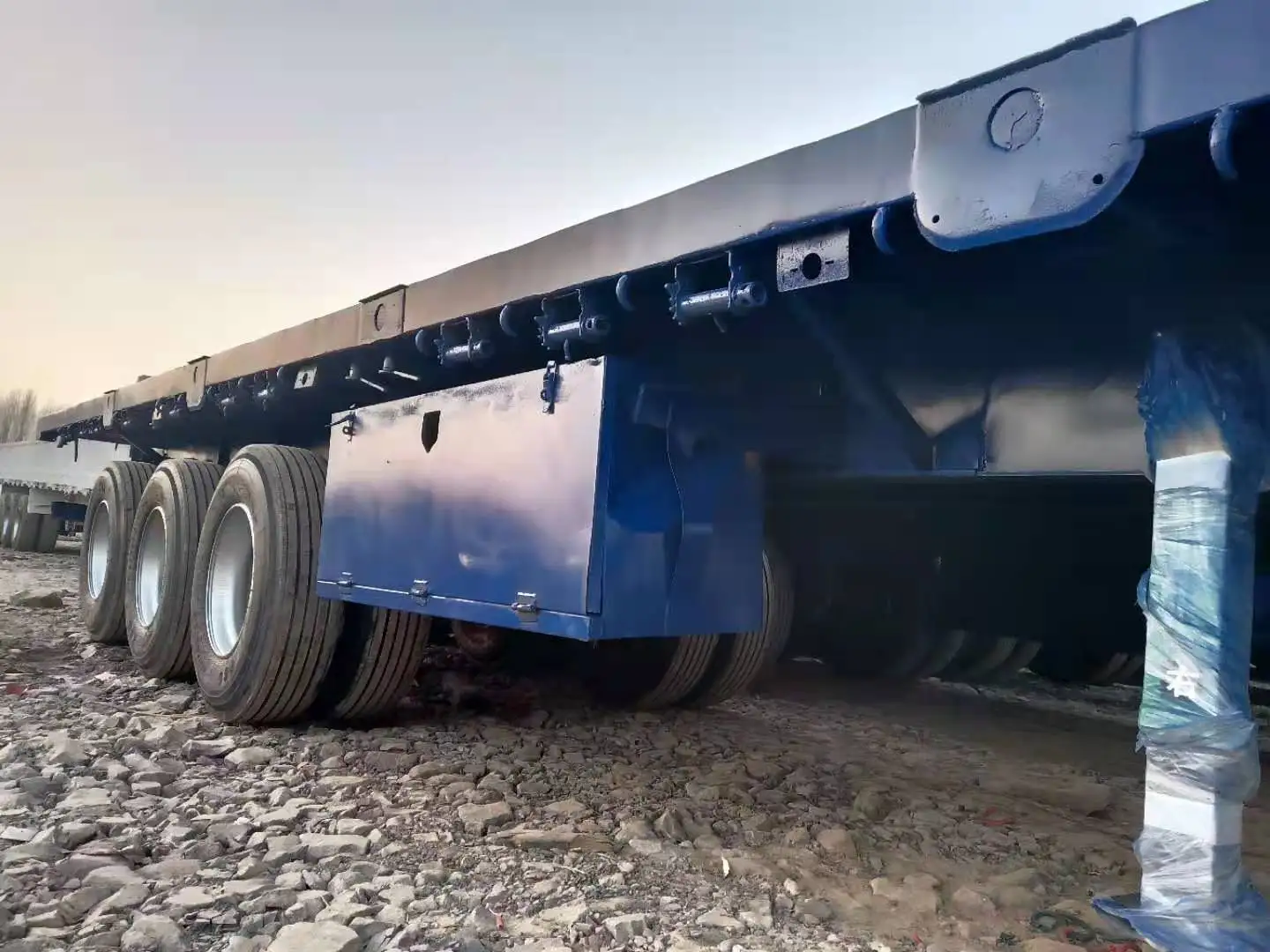 Совершенно Новый полуприцеп 3-осный с плоской платформой 40ft 20ft контейнерный логистический транспортный грузовик