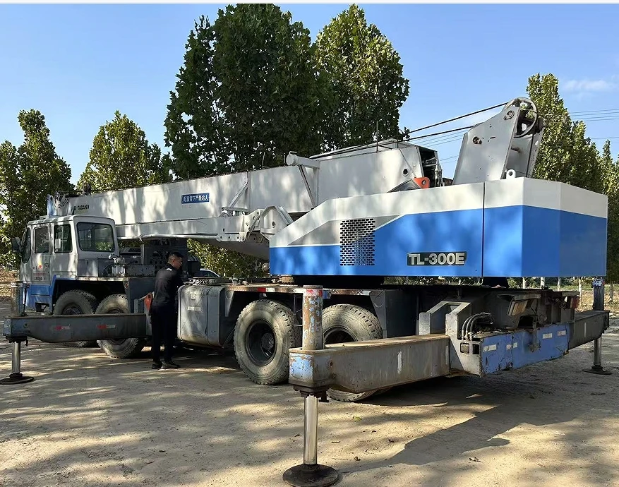 truck mounted crane tadano TL300E original used crane tadano 30ton