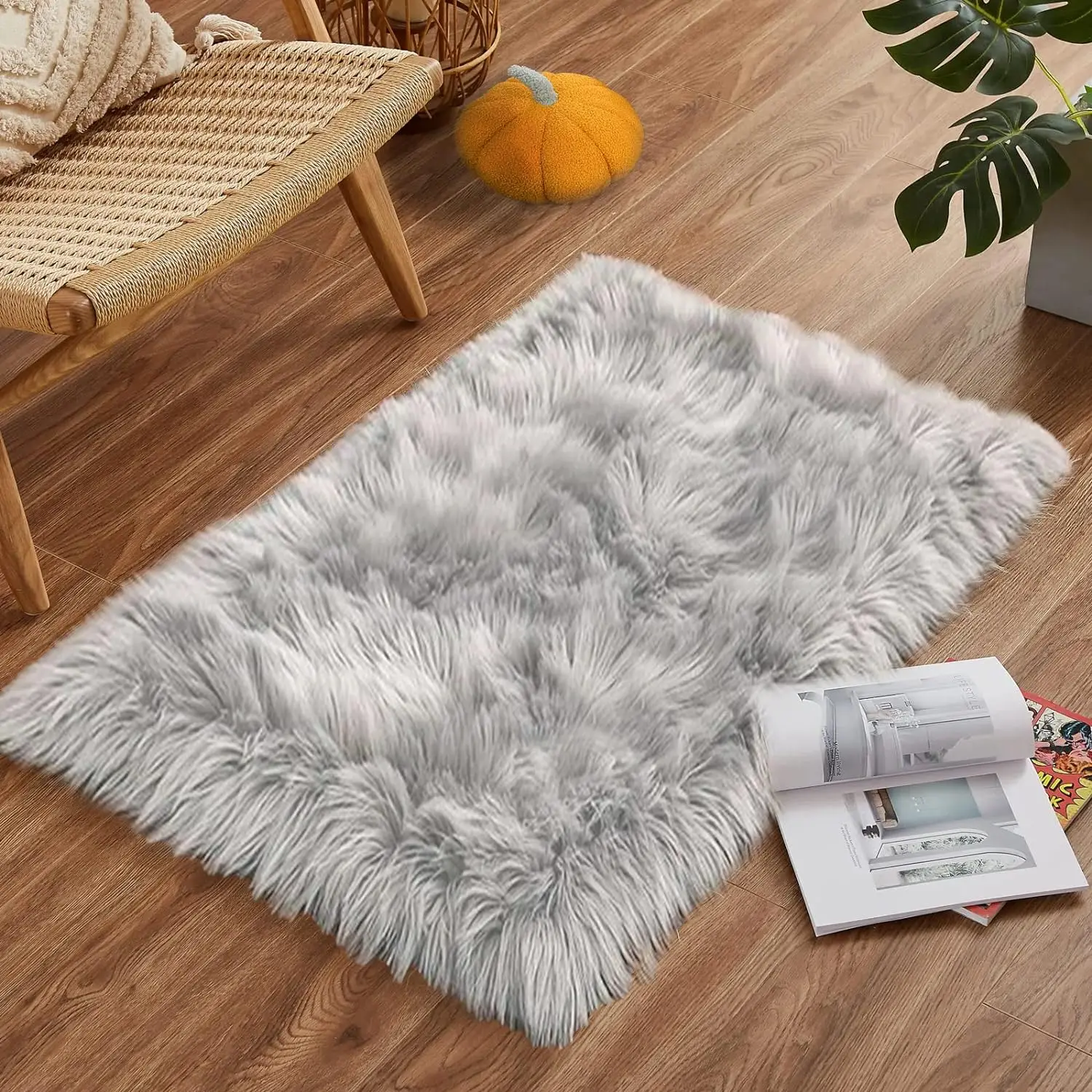 Коврик из искусственного меха для спальни