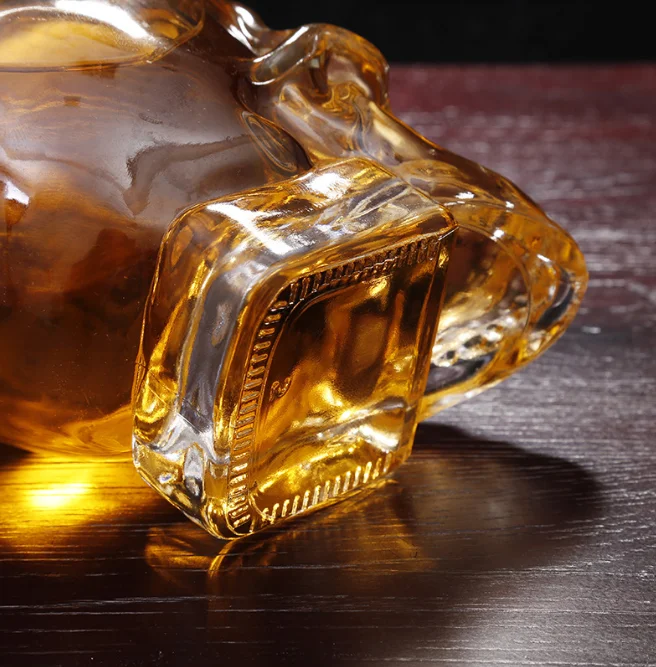 Factory direct sales skull shape clear glass Unique design 750ml glass whiskey vodka decanter glass bottle with caps