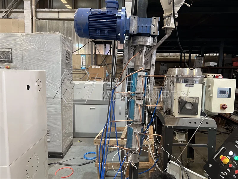 Vertical plastic extruder 3D printer head for robotic arm use