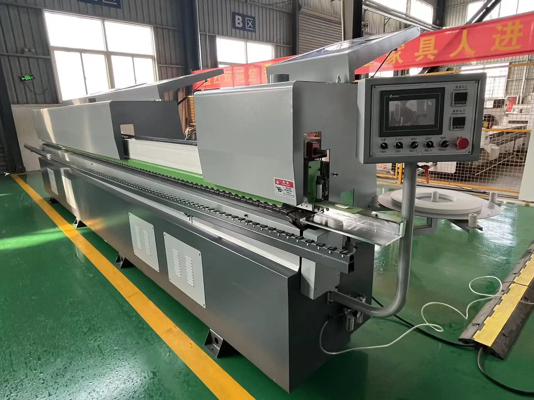 Automatic PVC Edge Banding Machine for Wood Furniture Straight Edge Bander New Motor Core Component