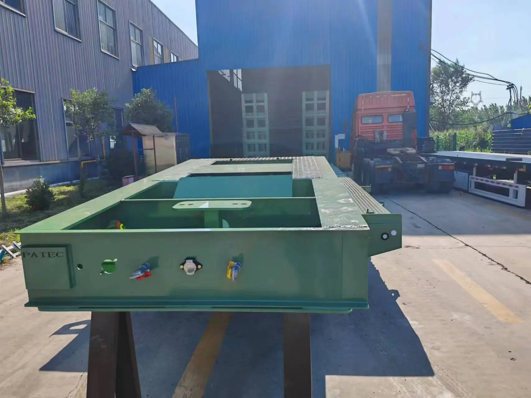 JianXing Brand 3axle Green Gooseneck Container Lowbed Semi Trailer 50Ton 60Ton Heavy Equipment Transport Semi Trailer for Sale