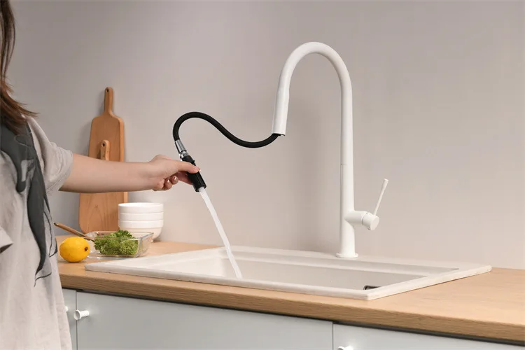 Luxury Brushed Gold Deck Mounted Pull Out Hot And Cold Water Single Handle Single Hole Anti Splash Kitchen Sink