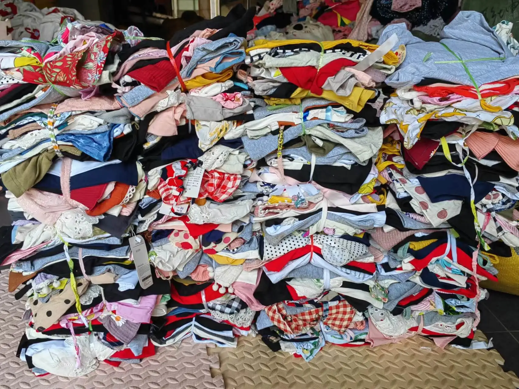 Фабричная одежда, верхняя одежда, одежда, оставшаяся одежда, фирменная этикетка для девочек, детская хлопковая Футболка с круглым вырезом, Бангладеш, W 1 01