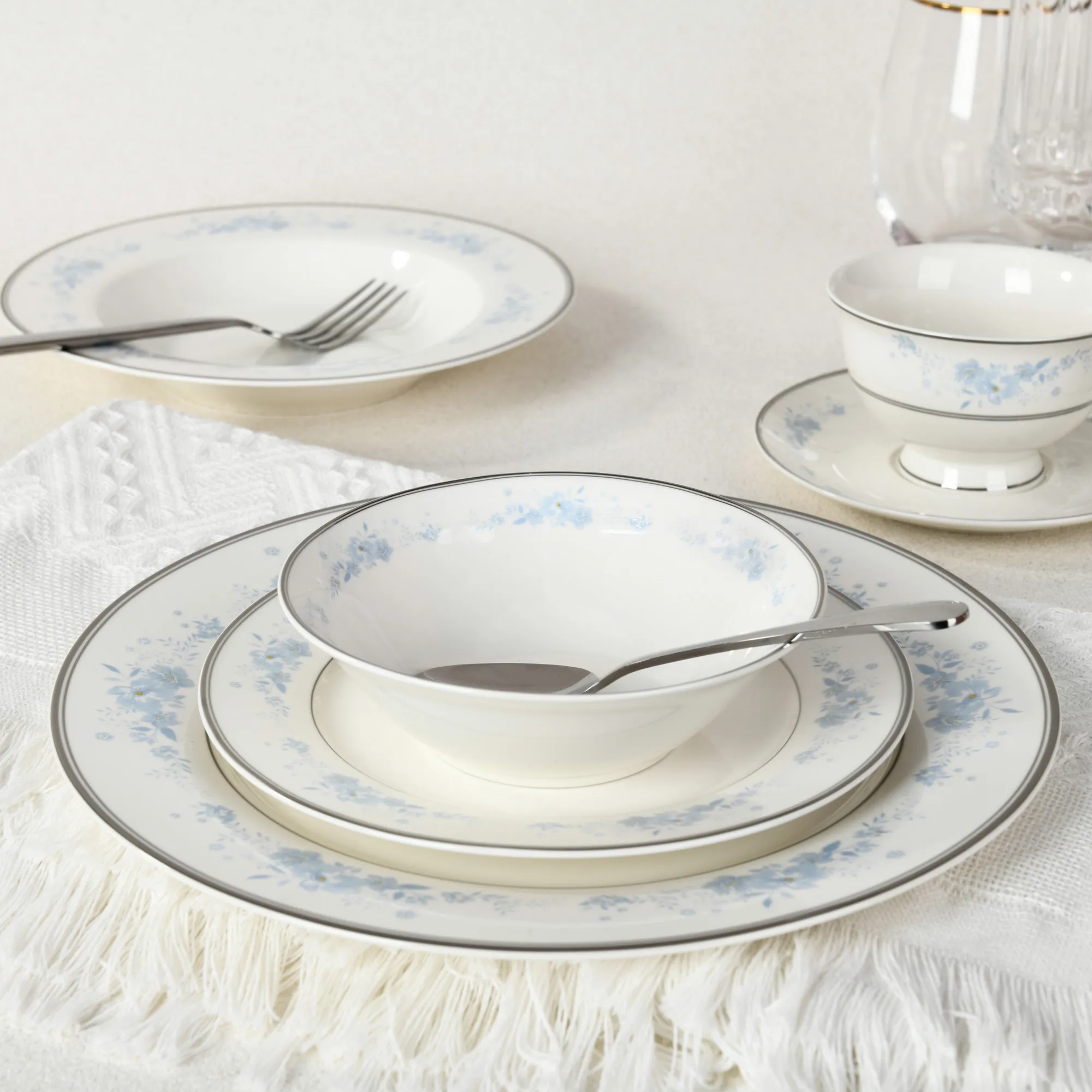 MAGNOBLE Bone China Silver Rim Floral Design Luxury Porcelain Tableware Plate Set Dinnerware Ceramic Dish Set Dinner Plates