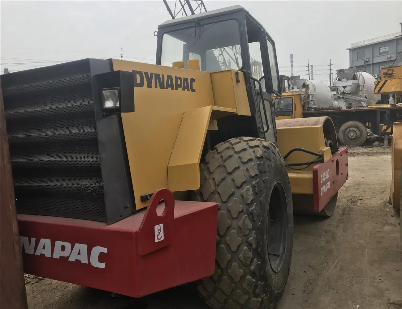 Б/у дорожный строительный аппарат Dynapac CA251 D однобарабанный Вибрационный каток уплотнитель трехколесный вибрирующий