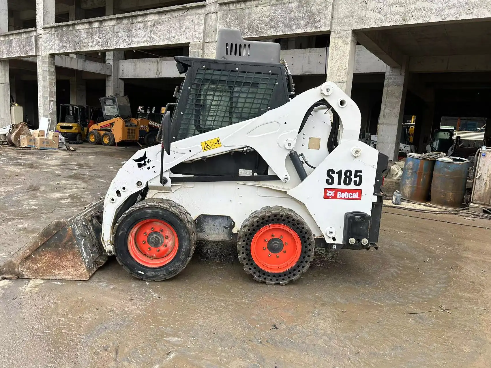 Оригинальный погрузчик с бортовым поворотом Bobcat S18