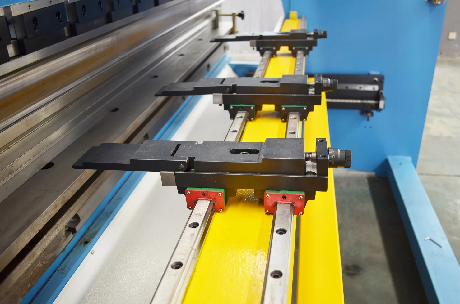 
sheet metal hydraulic break forming press brake machinery with delem cybelec estun 