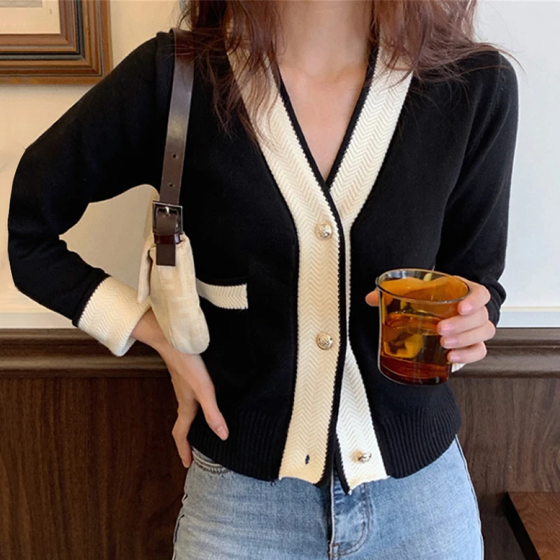 Wholesale 2021 Autumn New Style All-match Retro V-neck Contrast Color Edging Design Pearl Buckle Short Knitted Cardigan Sweater