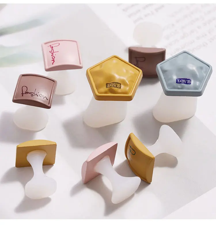 
2021 Lovely Cute Cartoon Japanese Korean Style Design Eva Plastic Separator Manicure Tools Foot Finger Pedicure Toe Separators 