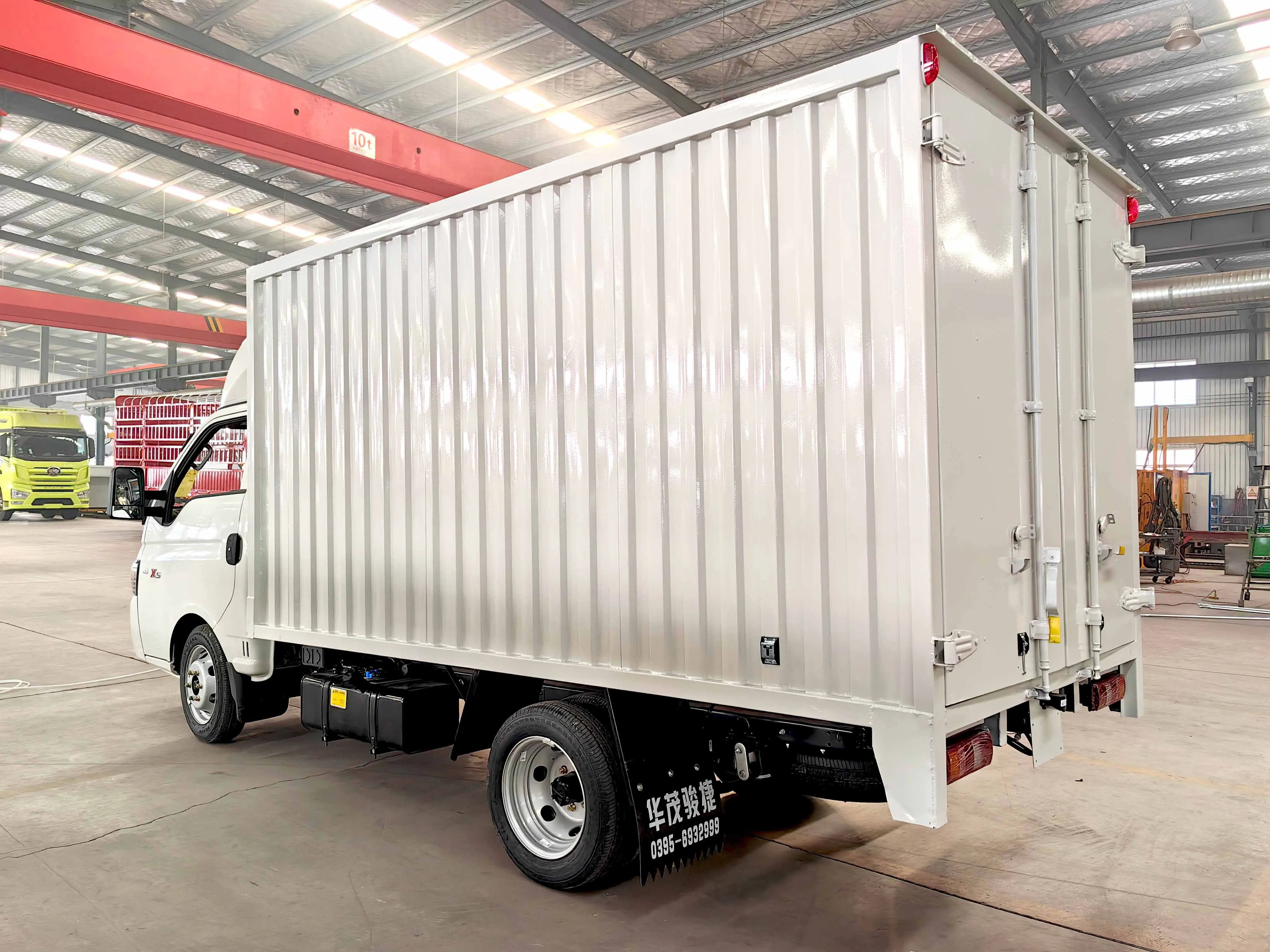 2ton container BOX CARGO TRUCK