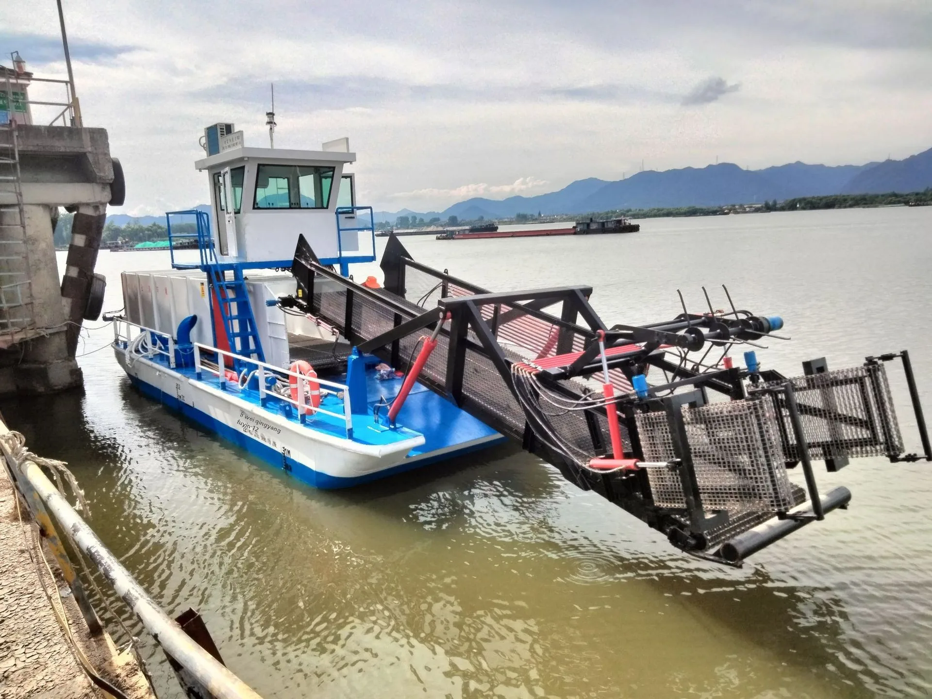 Full-Automatic Garbage Salvage Ship Underwater Water Plant Harvesting Water Hyacinth Fishing Boat Surface Garbage Cleaning and M