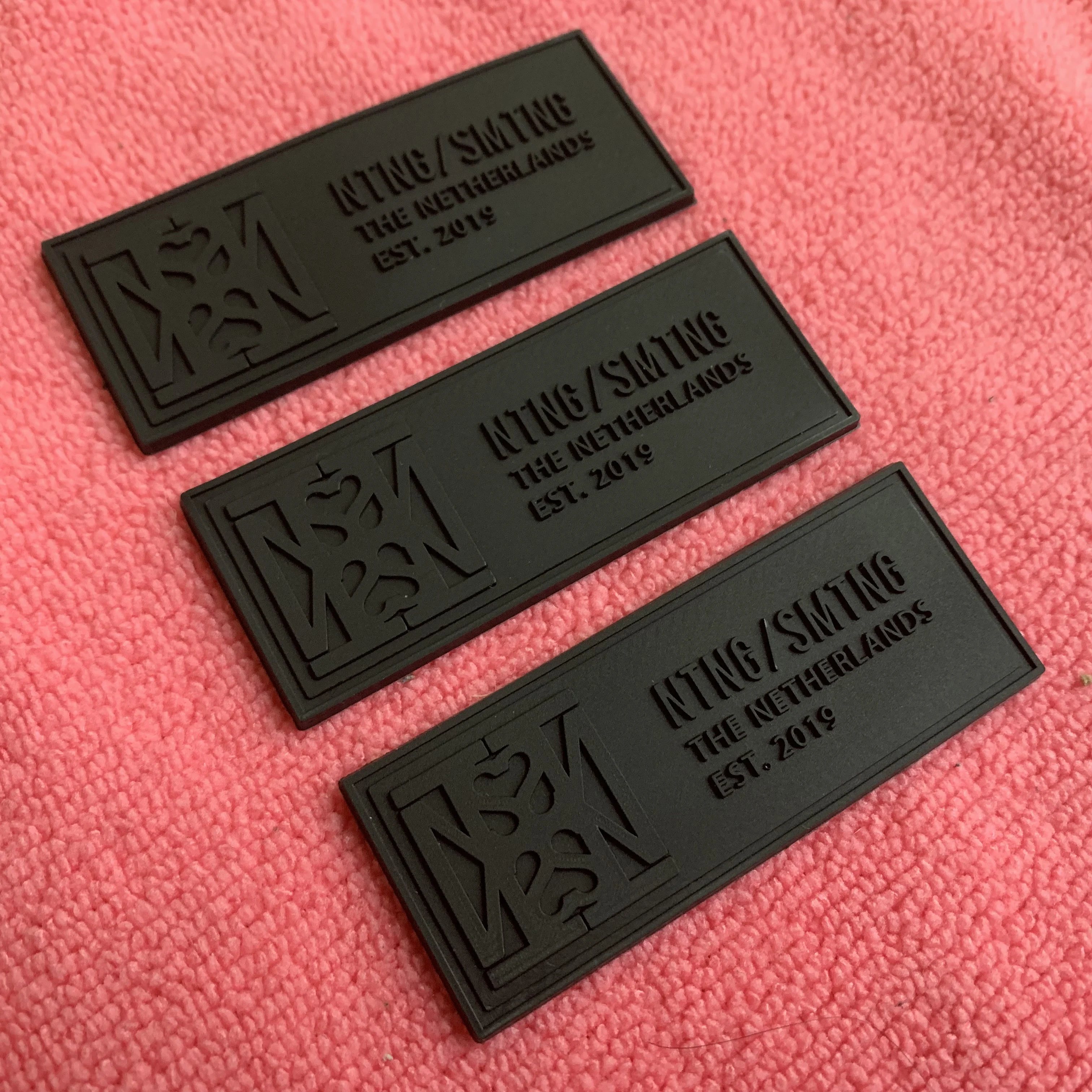 Trademark logo solid black rubber label,eco-friendly embossed logo silicone rubber bag tags