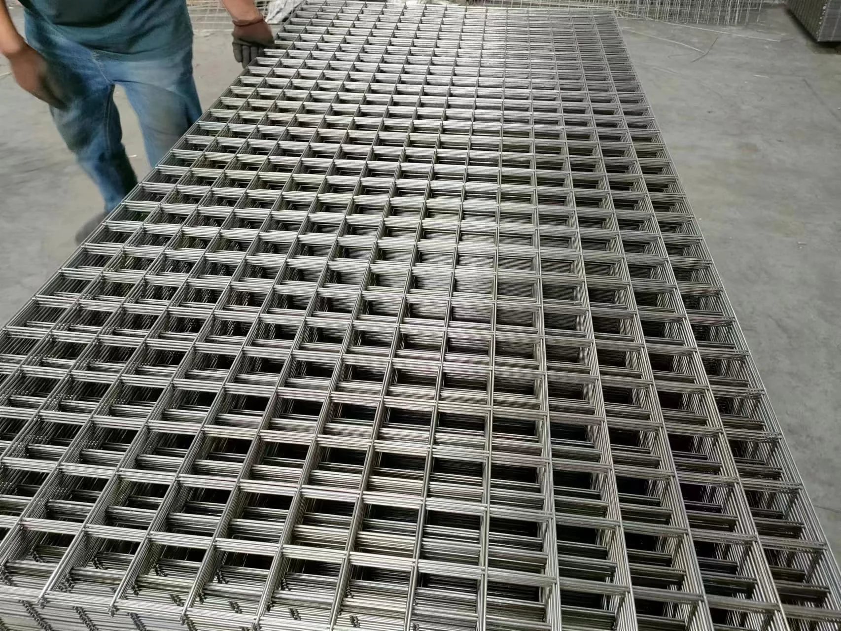 Aluminum Steel Electro galvanized welded iron wire mesh Chain Link Fence weight barbed wire