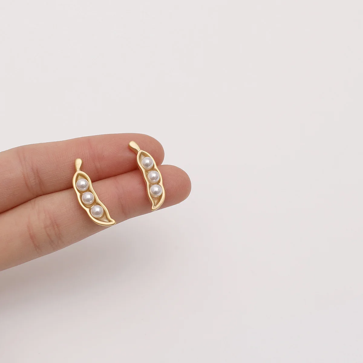 Wholesale 2022 Korean Women earrings Cute Pea Pearl Solid Color Stud Earrings Gold Plated Women Jewelry