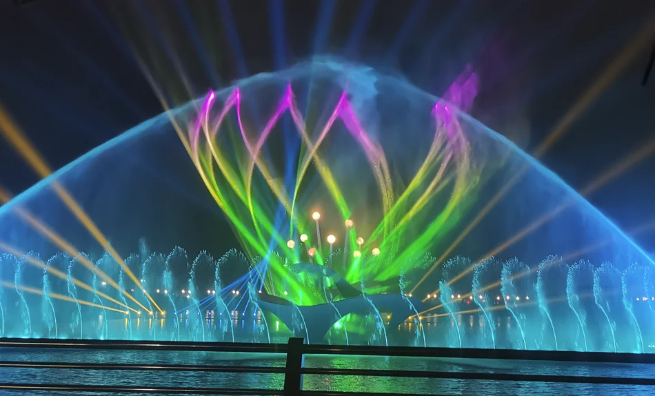 The laser show is combined with a musical fountain,Laser design