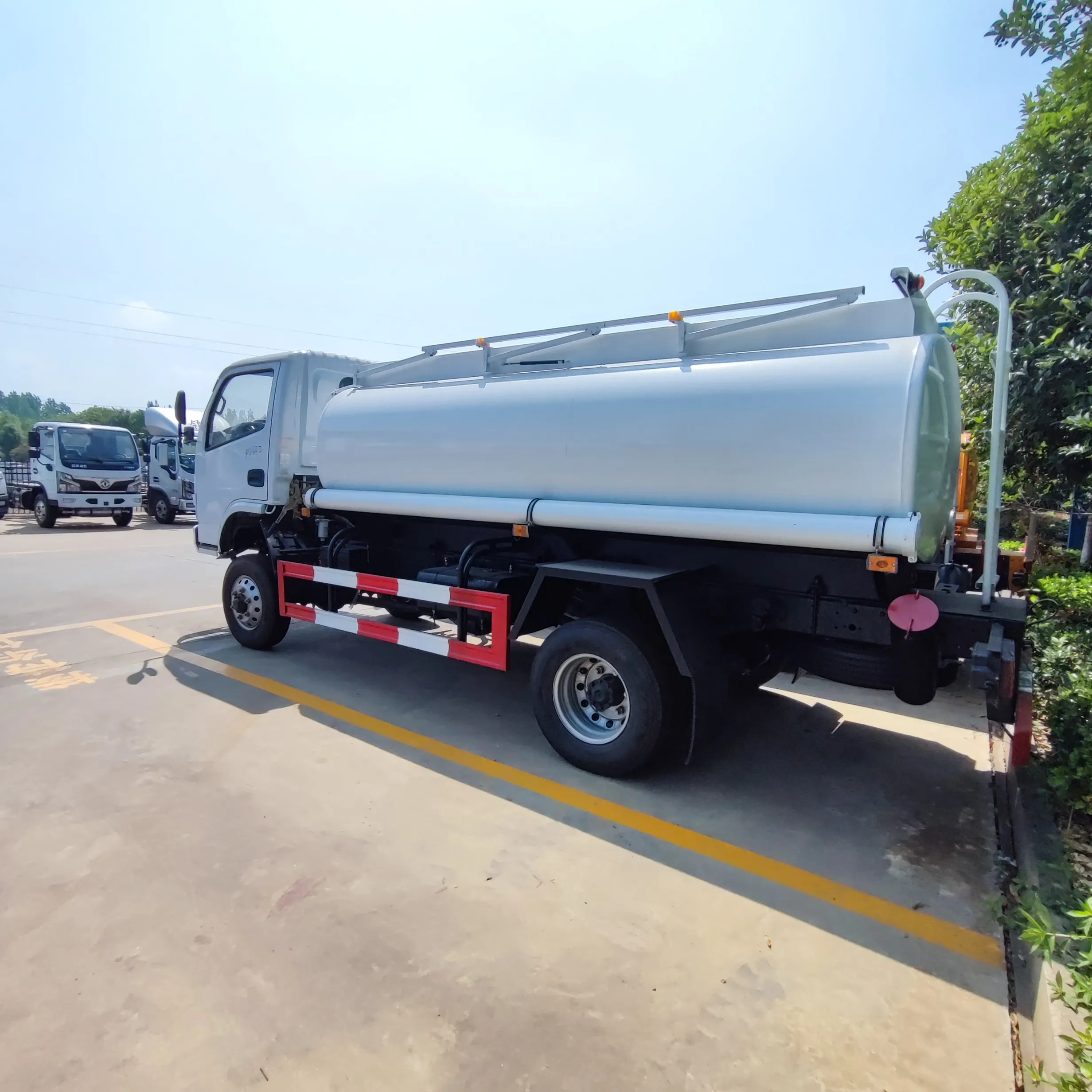 Factory Direct Sale DONGFENG 4*2/4*4 LPG Truck 6000 Liters Carbon Steel Fuel Delivery Tank Truck