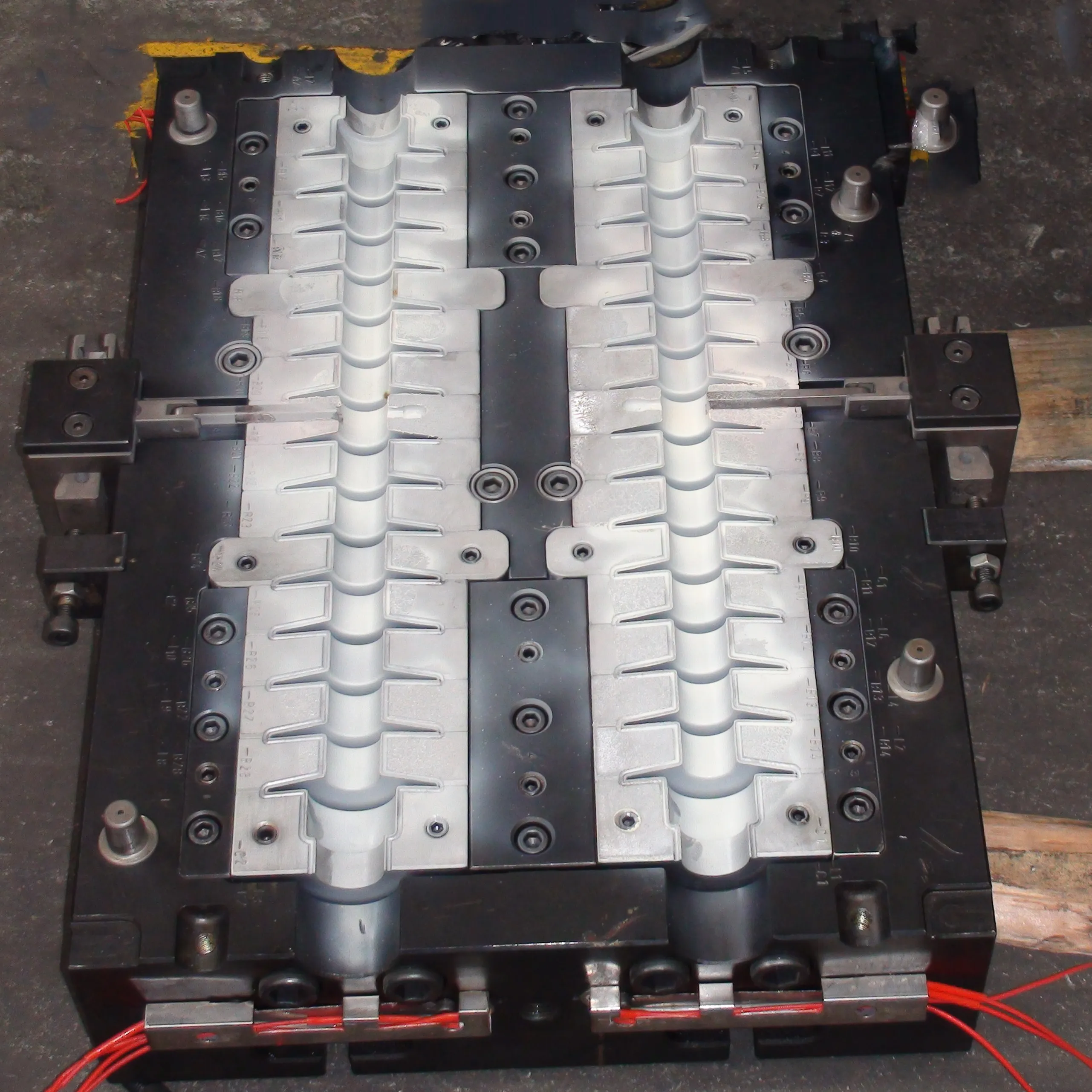 Composite insulators injection machine 650ton for making middle voltage composite insulators