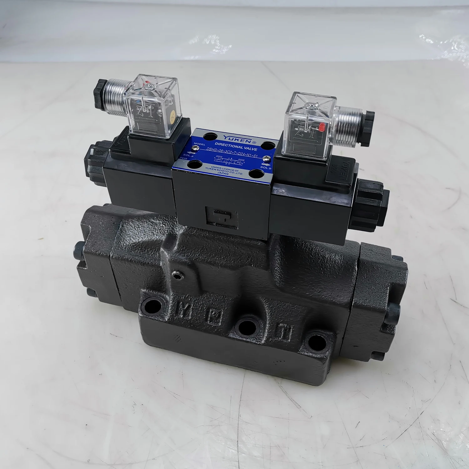 YUKEN DSG/DSHG hydraulic reversing solenoid valve DSHG-04-2B10-E-D24-N1-50 DSHG-04-3C2-D24-50 electro-hydraulic control valve