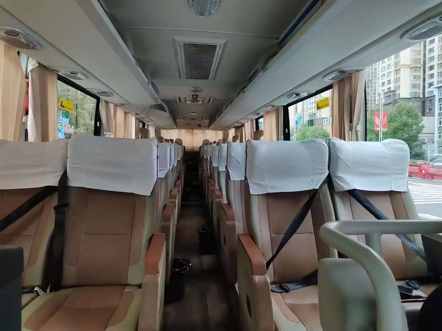 Almost New Condition ZK6109 Yu tong Used Tourist Passenger Bus 39 Seats Coach Bus for sale in Africa