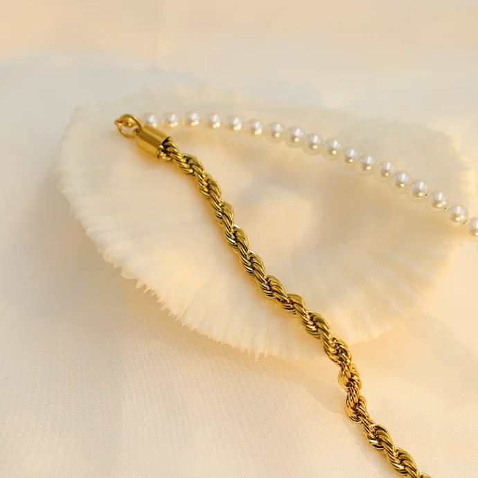 Minority Luxury Gold Collarbone Chain Stainless Steel Europe And The United States Fashion Twist Chain Spliced Pearl Necklace