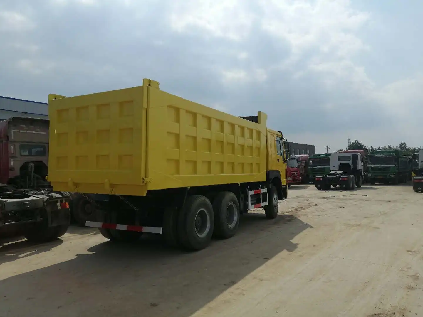 Акция 40 тонн Heavy Duty Truck 6X4 Китай тяжелый автомобиль HOWO DumpTrucks 20 Стере SINOTRUK грузовик-самосвал Мерседес Бенц в Гане