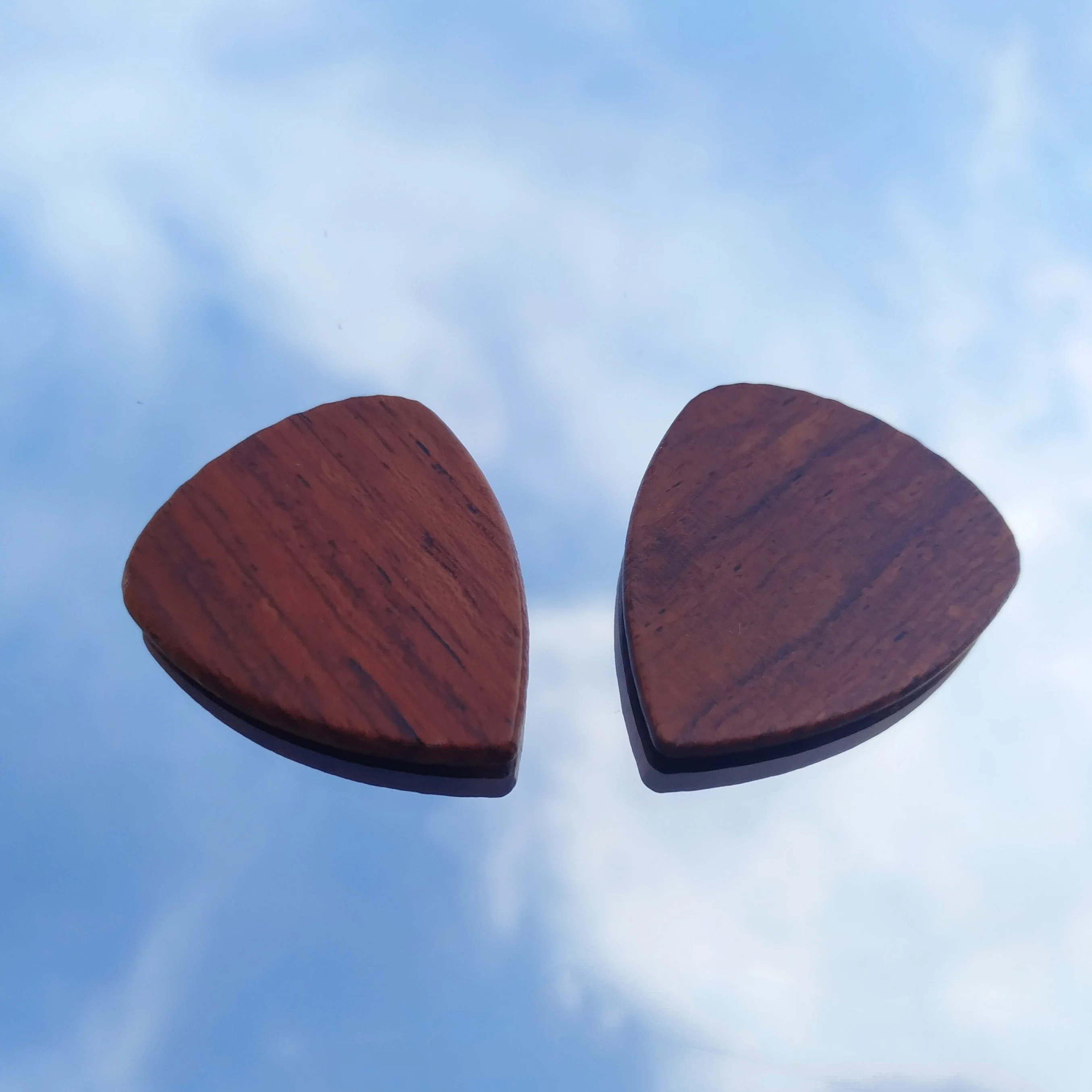 
Factory Direct Customized Rectangular Stylish Guitar / bass / ukuleli plucking solid wood pick can be sculpture LOGO 