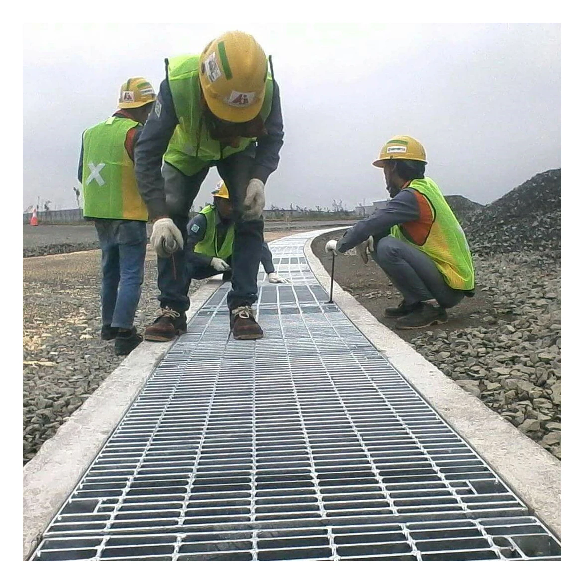 Manufacturer Price Hot Dip Galvanized Steel Grating for Mine Buildings Metal Bar Grate for Oil Industrial Exploration Platform