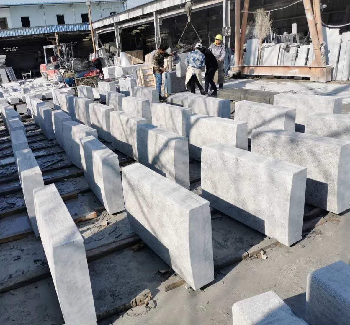 Traditional Design Blue Limestone Wall Caps Classic bluestone Pier Caps Covered on Wall