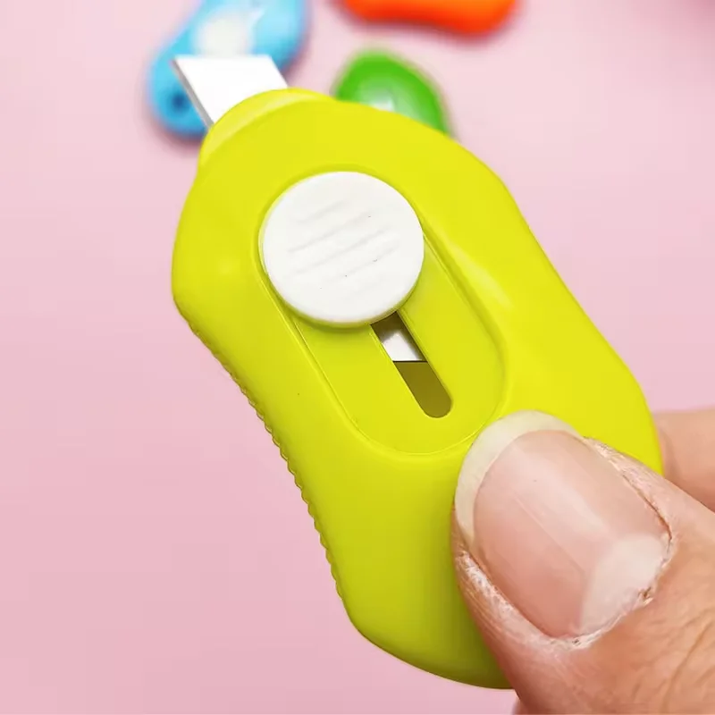 2025 Factory wholesale mini plastic utility knife small open express cute office knife students handmade paper cutting knife