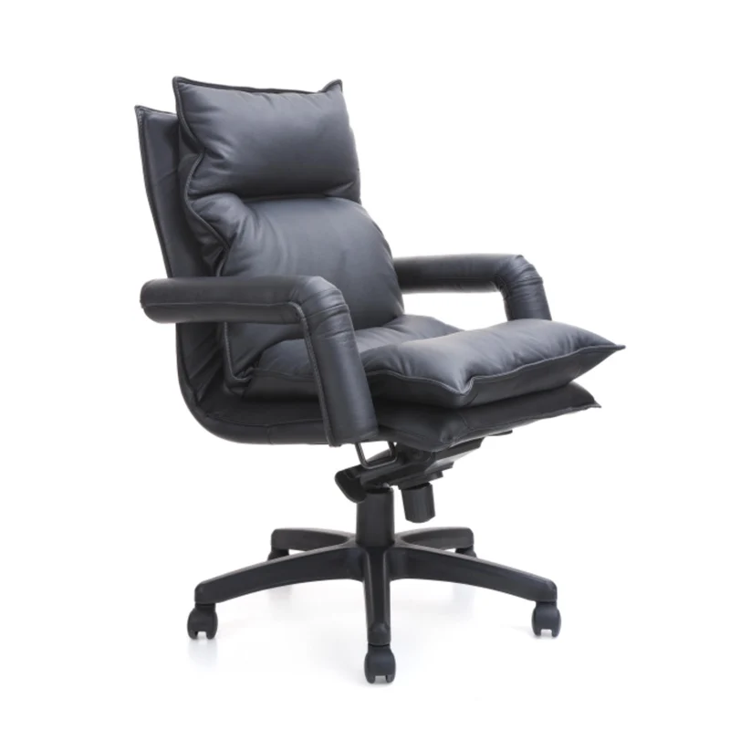 Удобное офисное кресло из искусственной кожи